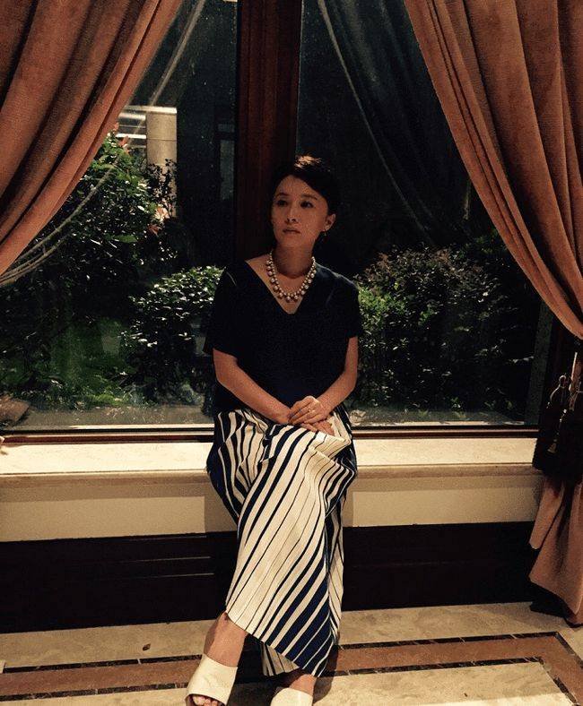 魅力|46岁的“可云”过得优雅随性，素色裙也能穿出高贵感，年龄藏得深