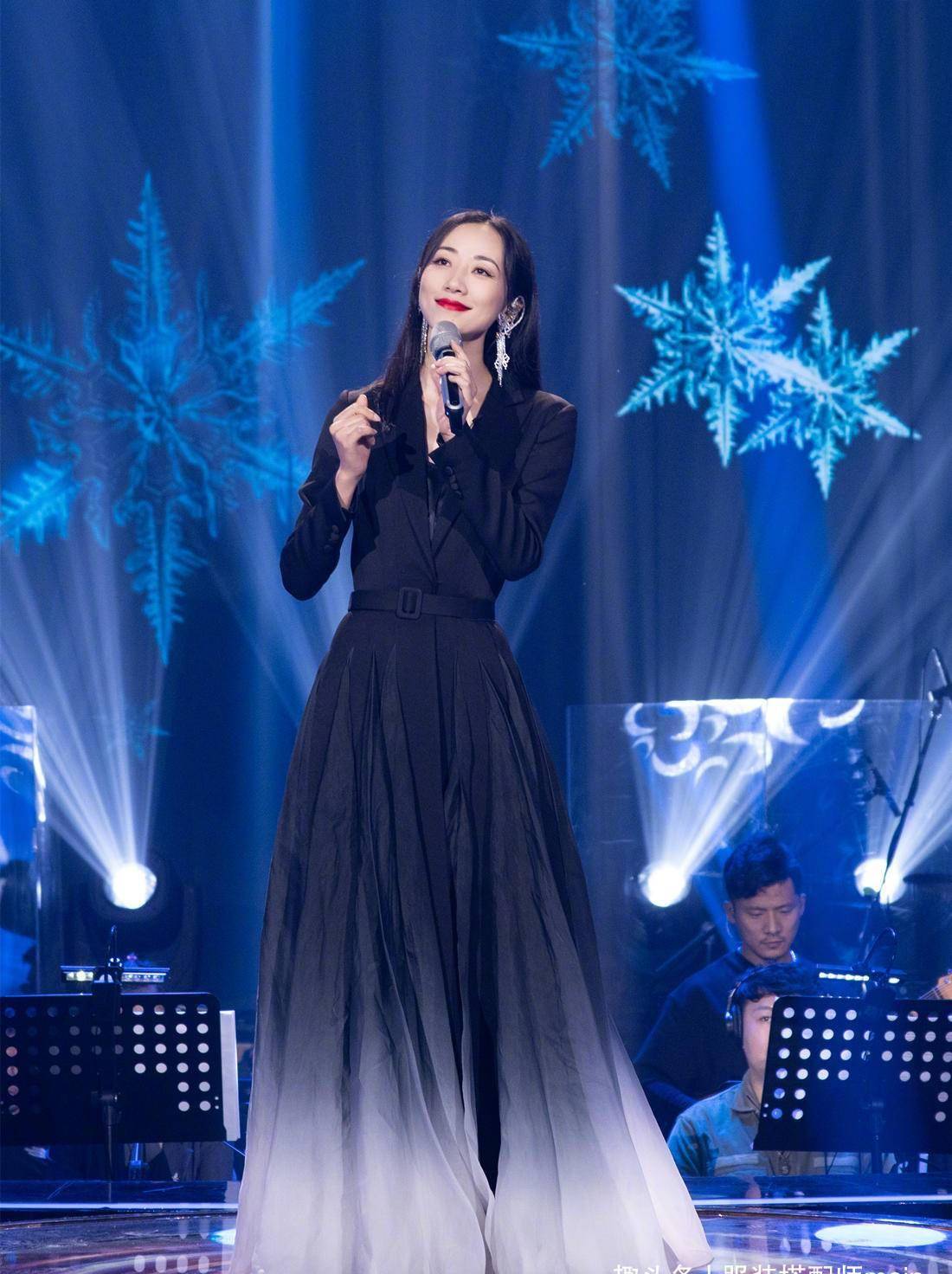 电影|韩雪罕见穿这么“嫩”，卡通黑色卫衣+运动裤，造型减龄又时髦