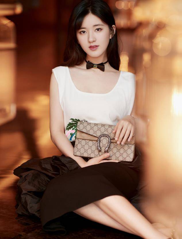 身材|赵露思为显身材也是拼了，露锁骨能放一个碗，网友：不足80斤吧