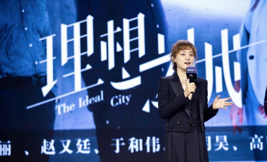 孙俪|孙俪假期练习毛笔字，穿黑衬衫扎蝴蝶结美甲成功抢镜，人美字更美