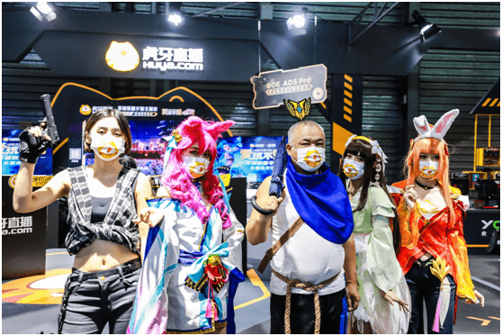 直播|CJ会场最别具一格coser，虎牙疾风大爷现场整活，网友：辣眼睛