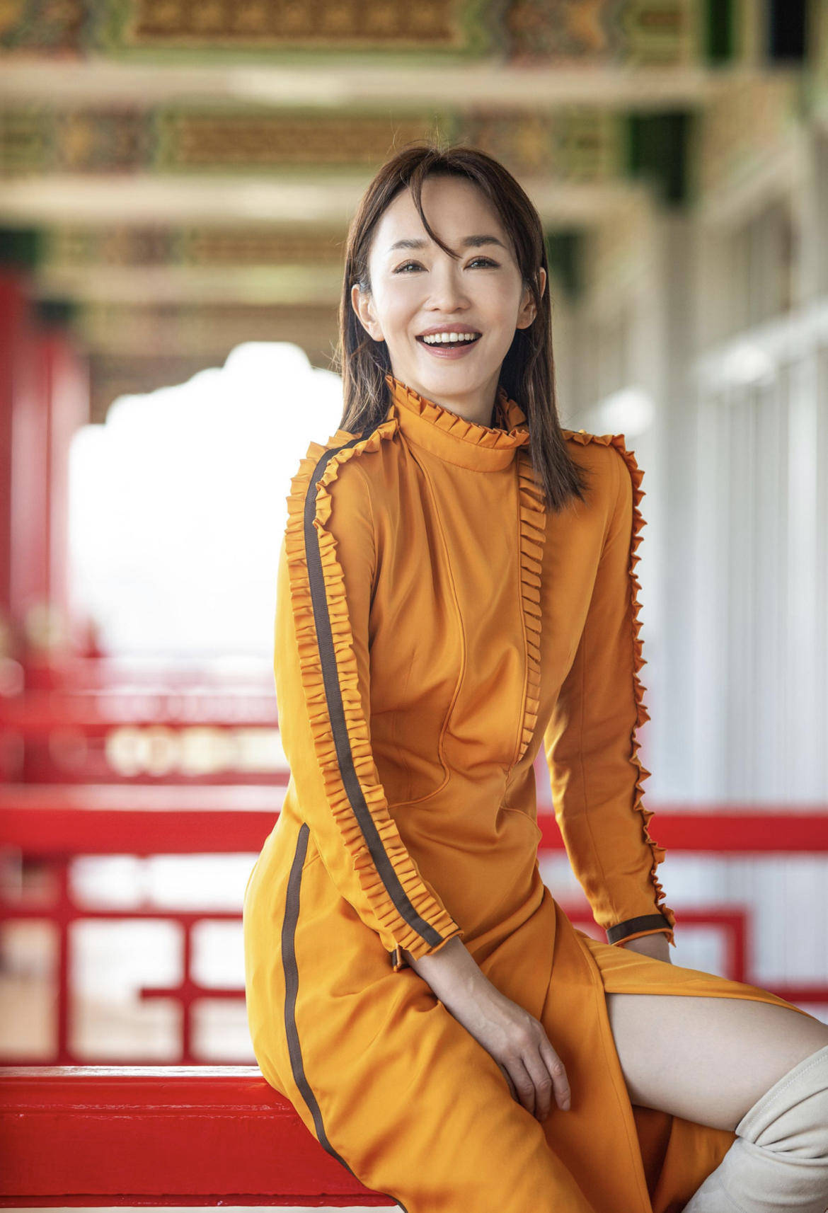 身材|范文芳也太有“心机”了,穿修身长裙秀身材还不够,美背更惹眼