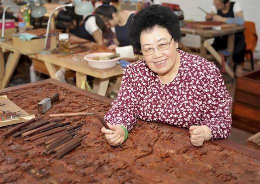 陈丽华|陈丽华80岁体态真实，身材是臃肿，但有女强人雍容华贵的气质！