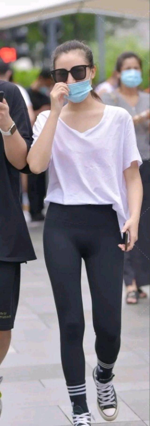 小白|贴身收腹的打底裤，显腿部纤细修长，带来娇柔的靓丽感觉