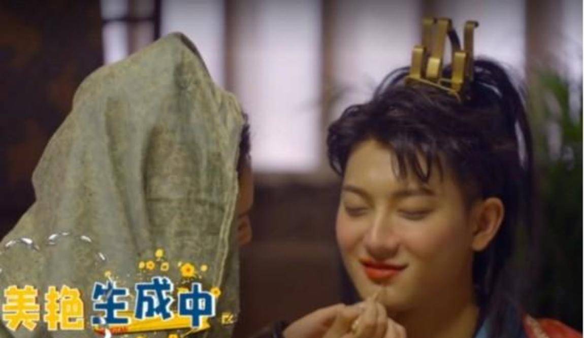 漂亮|黄子韬女装造型曝光，瓜子脸大红唇，这颜值不秒杀那些网红脸？！