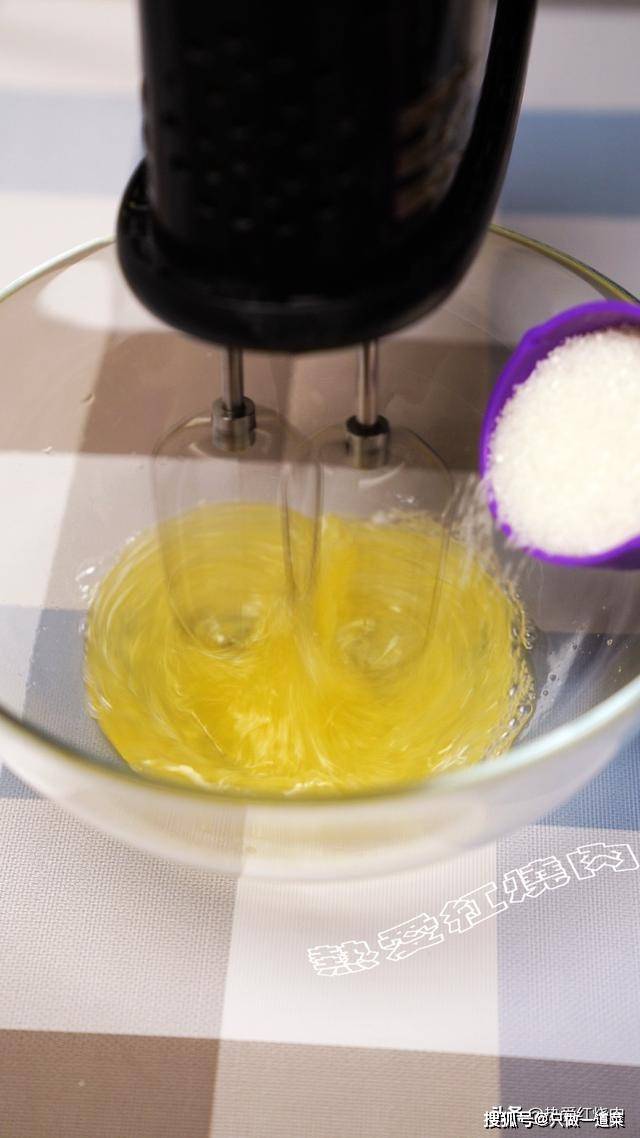 怎么做蛋糕简单又好吃不用打蛋器 ca9b254459654260ad5e74f31863d385.jpeg