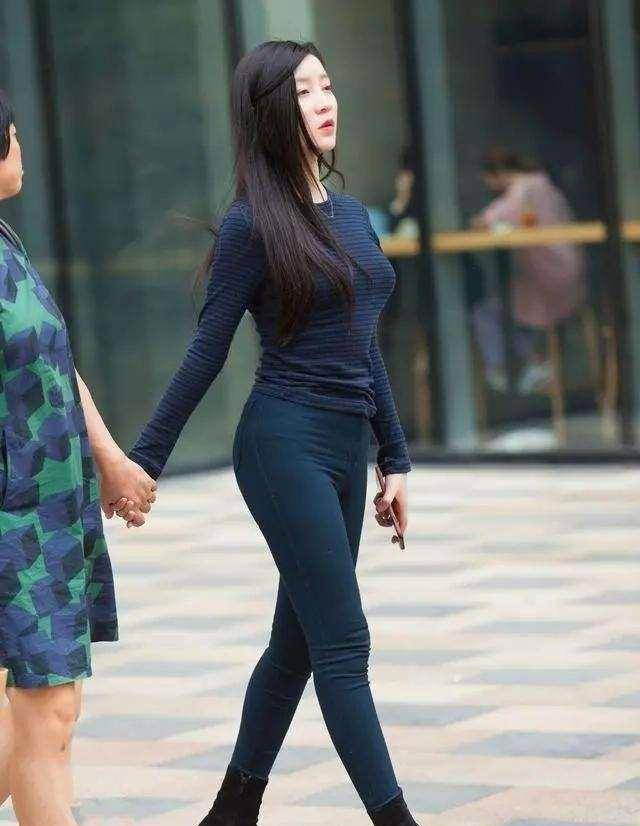 设计|黑色贴身上衣搭配黑色打底裤，设计感十足，衬托出不一样的气质