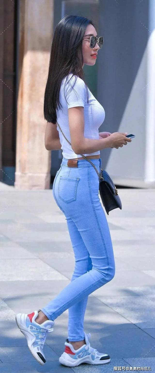 颜色|气质女孩就爱简约风穿搭，白色T恤搭配高腰牛仔裤，减龄时尚显身材