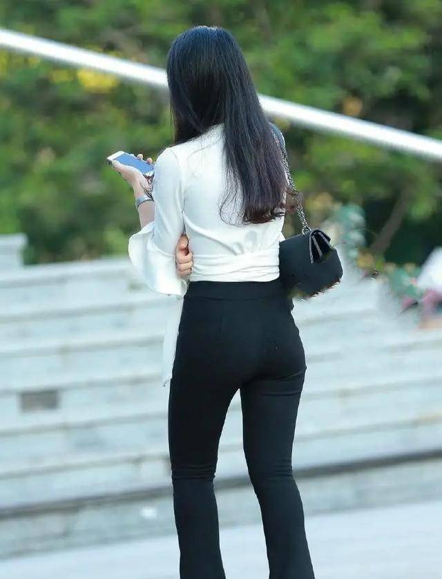 才是真|蜂腰细腿的打底裤美女，层次感特别强，令人心醉