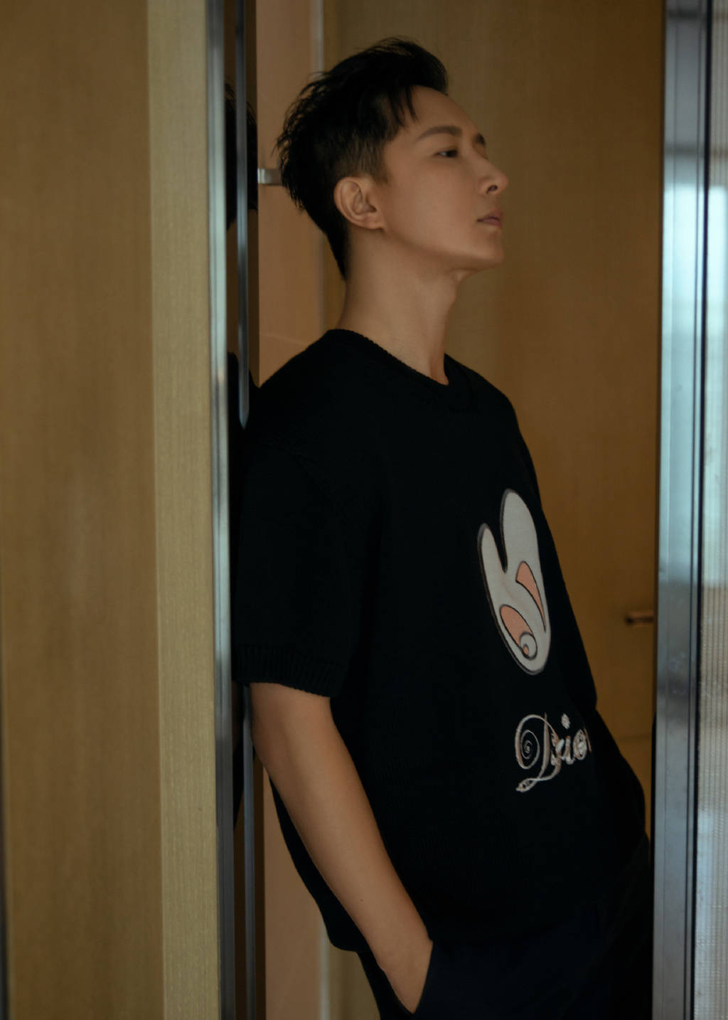 韩庚|韩庚卢靖姗合体现身活动，头挨着头双手紧牵，高调秀恩爱