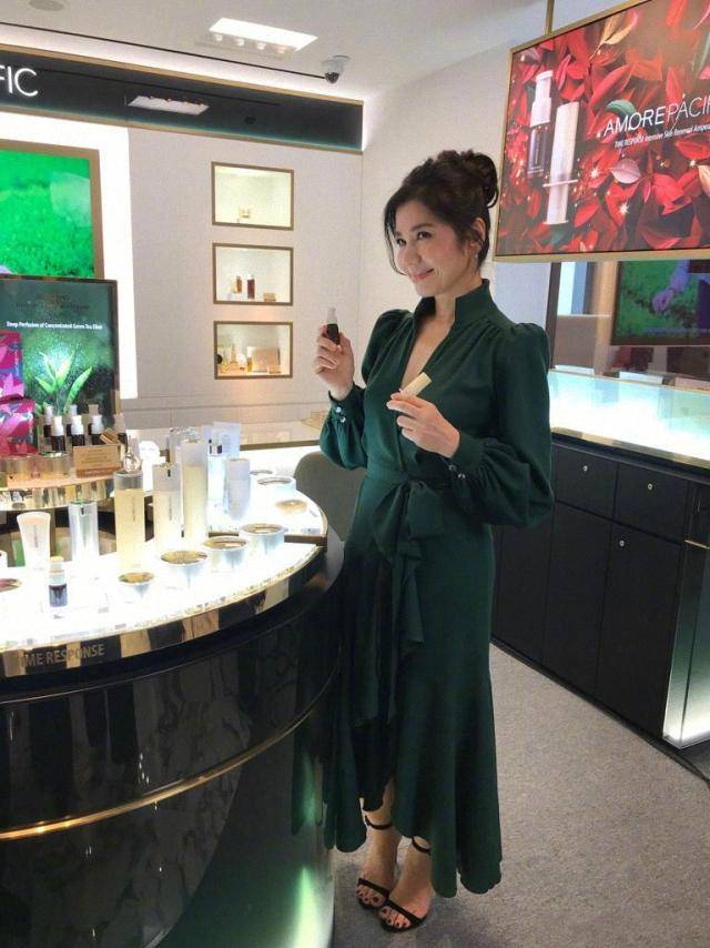 黑色|钟楚红60岁还是那么美，吊带上衣配时尚披风好优雅，美到骨子里
