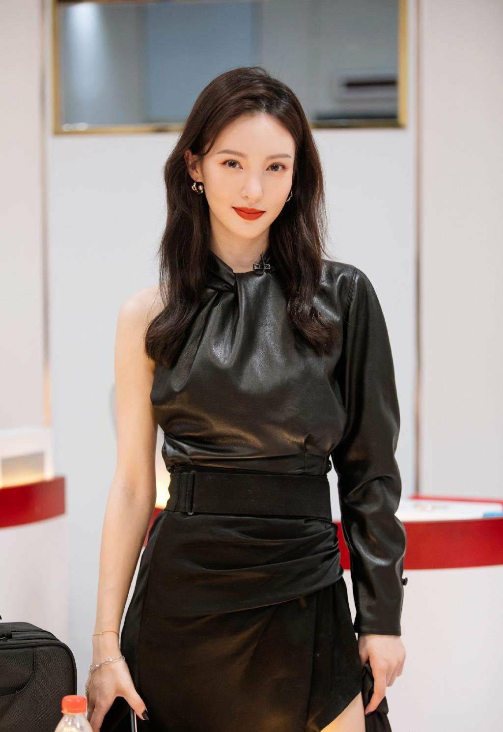 黑色|金晨舞台上真是光芒四射,露肩上衣搭配半身裙,香肩大长腿太吸睛