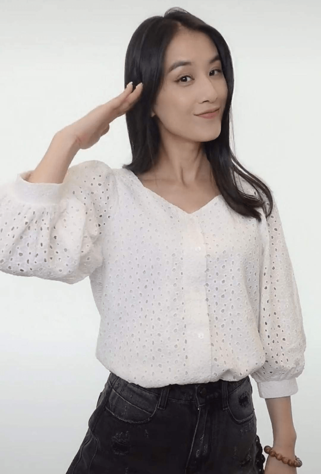 黑色|黄圣依一直营销的贵妇人设，靠美颜堆砌，生图就是地地道道阿姨!