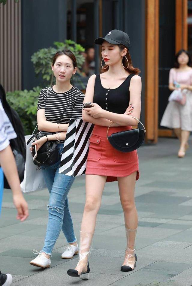 毛衣|披肩长发的齐肩连衣裙，给你想要的优雅，在街上很受欢迎