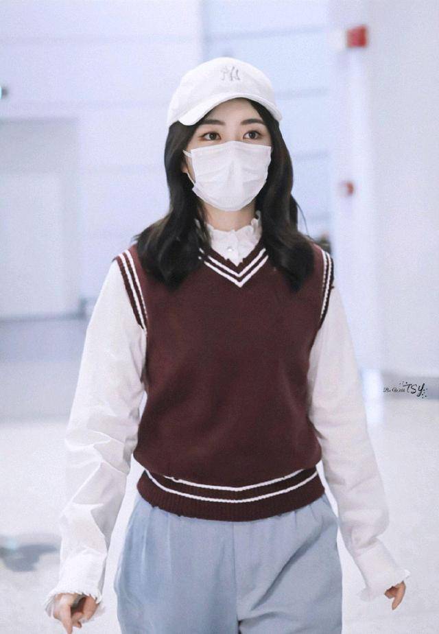 马甲|谭松韵好有少女感，针织马甲配白衬衫清新脱俗，减龄俏皮像中学生