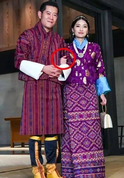 唐装怎么拍照片摆姿势好看 213d90ffe58b46169a87530fb74d287d.jpeg