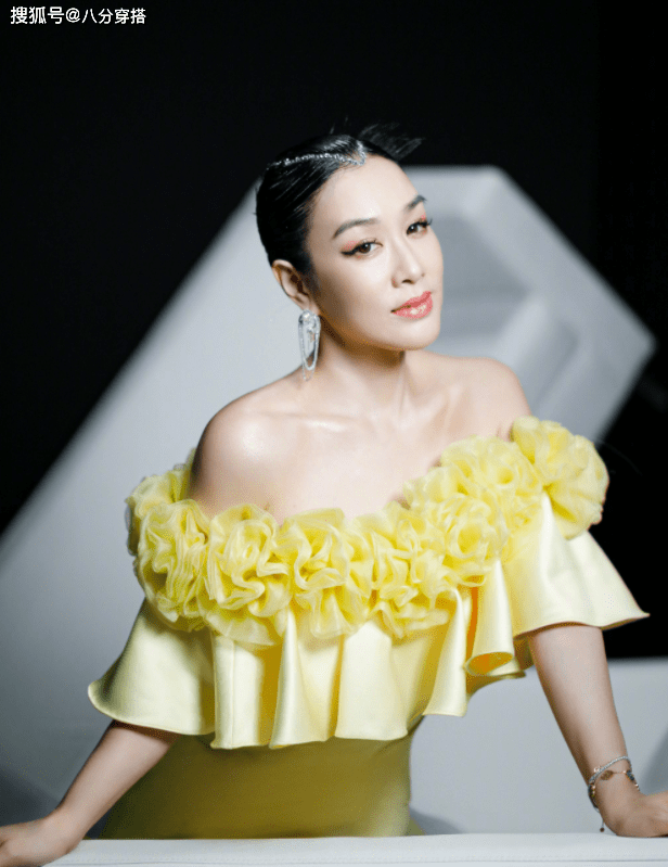 鱼尾|钟丽缇真是微胖界yyds，穿鹅黄色一字肩鱼尾裙华丽时髦，曲线丰盈