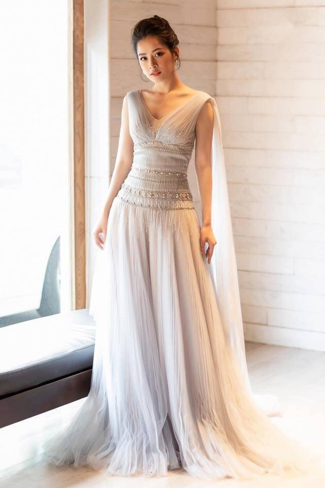 设计|越南第一美女芝芙,穿银色吊带包臀裙秀身材,蜂腰翘臀真惊艳