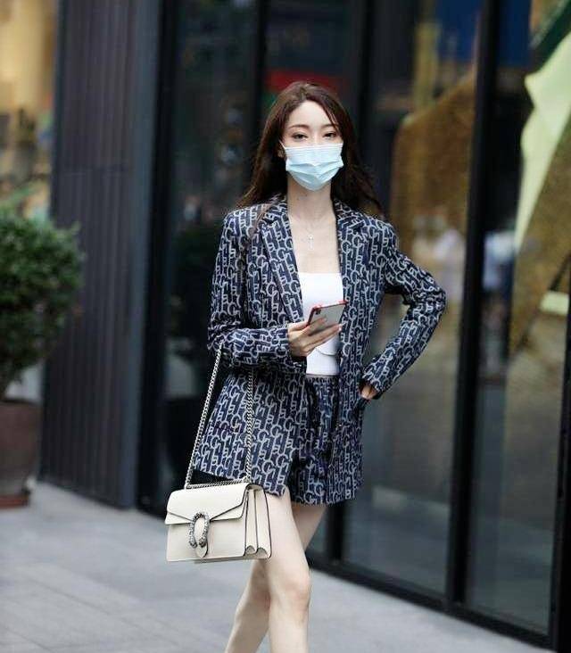 毛衣|穿着明艳动人的连衣裙就更让人心动了，有着修长的美腿和舒适百搭