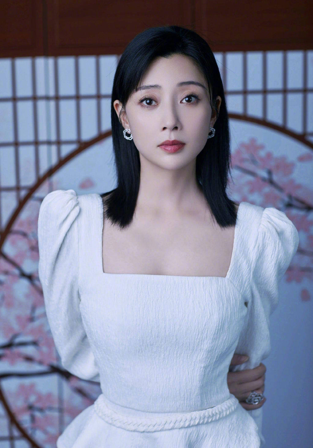 女孩子|梅婷太懂给穿搭做减法，穿白色连衣裙优雅高贵，简约却高级