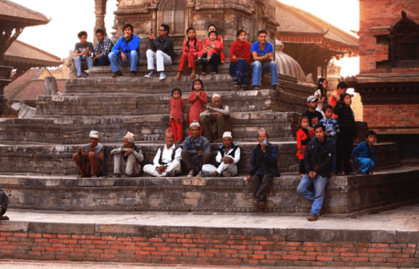 尼泊尔“反人类”习俗，火葬场周围都是小孩，了解原因后心酸不已