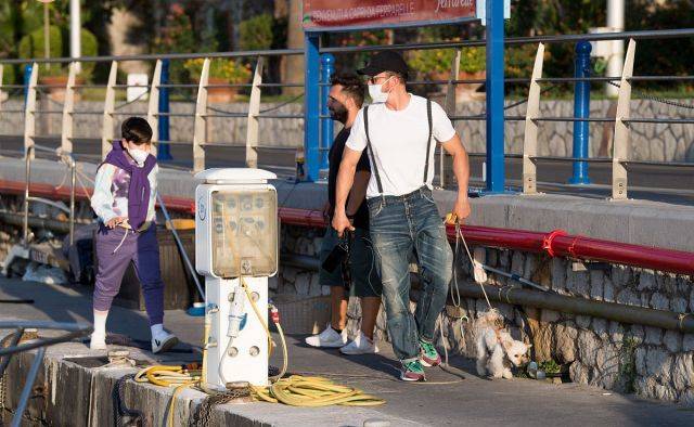 大肚子|米兰达可儿10长子罕穿潮服,大肚子胖成球!精灵王子露红底裤太尬