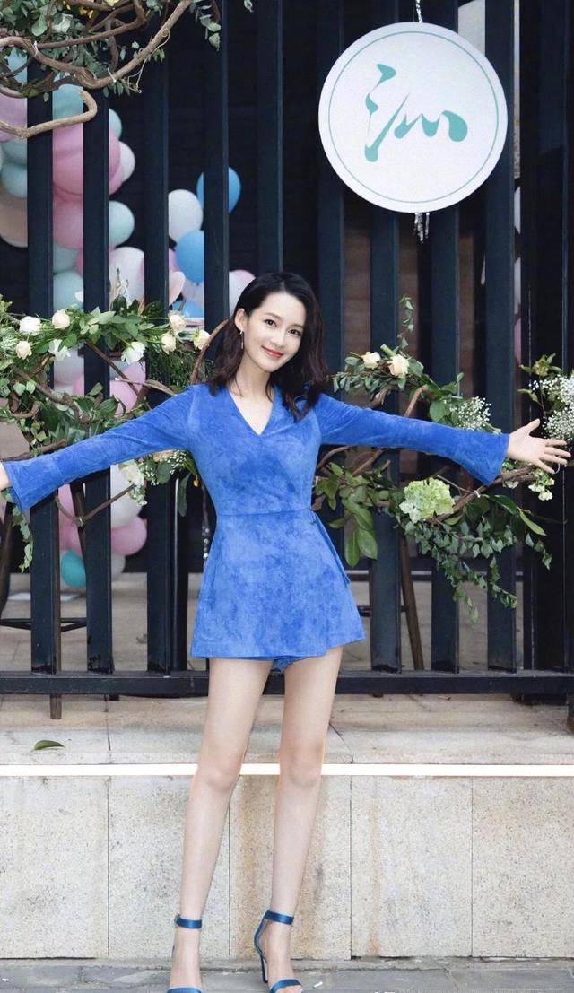 颜色|30岁李沁越来有女人味，穿红色礼裙凹造型，“蜜桃臀”也吸晴