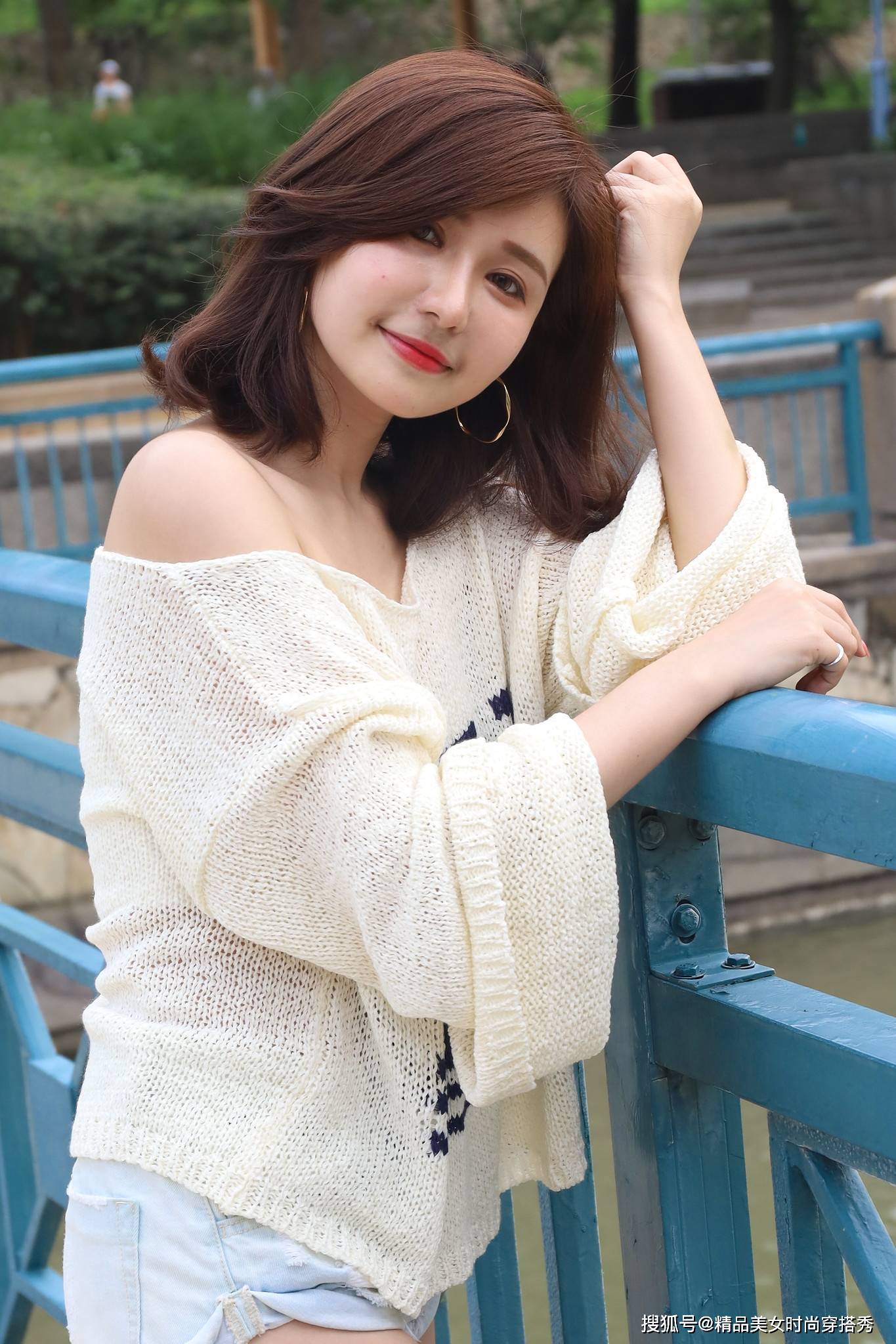 整体|宽松针织衫清凉舒适,简约又有型,字母的印花设计增添几分时尚感