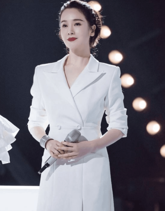 都能|左小青真的有44岁吗？西装短裤配长靴，这女团腿也太吸睛