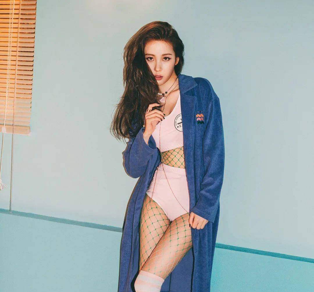 宣美|她号称南韩第一腿精，泳衣外穿，紧身深V，她的妖艳让你无法直视！