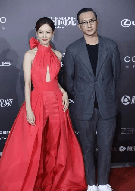礼物|金晨身穿红色礼服出镜，将自己包得像个礼物，胸前三角镂空成亮点