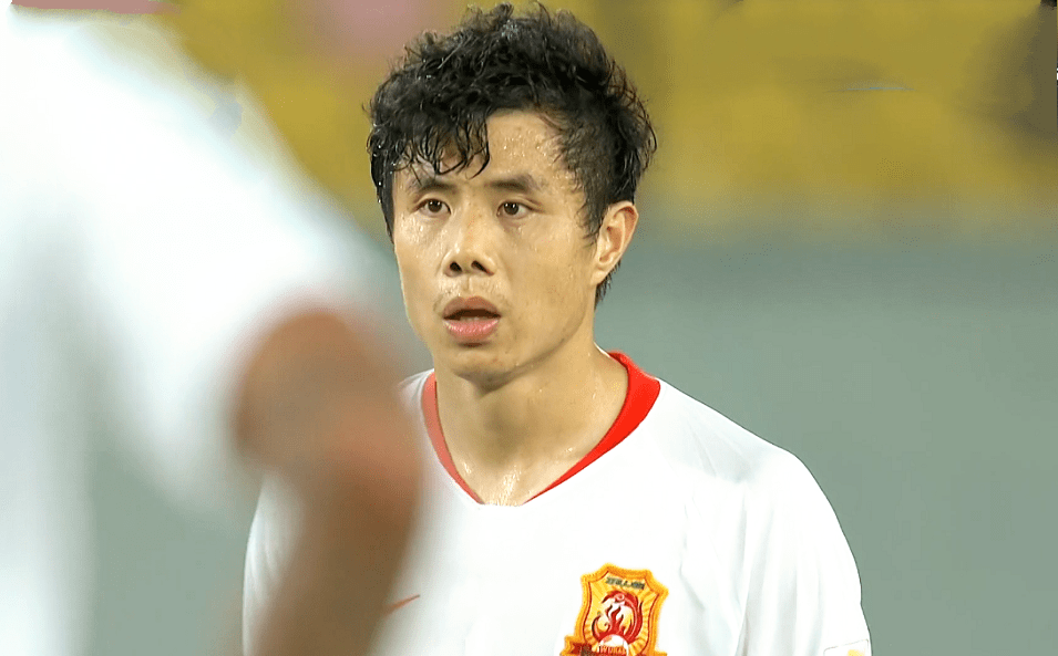 当爹又当妈!蒿俊闵0转会费却踢出2000万的水平,拼到抽筋才下场