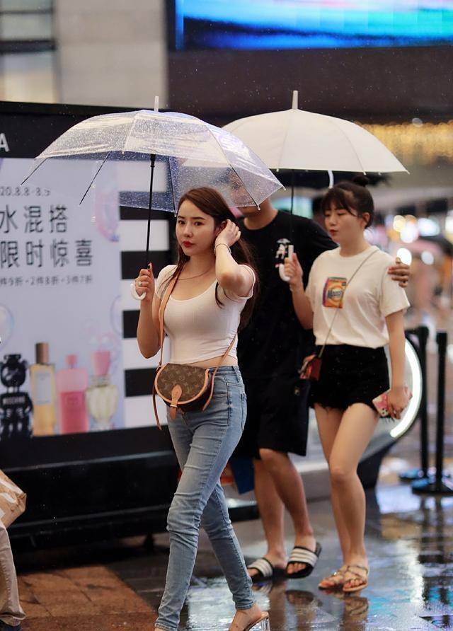 黑色|黑色高领短袖上衣搭配黑色打底裤，街头穿搭，个性更显女人味