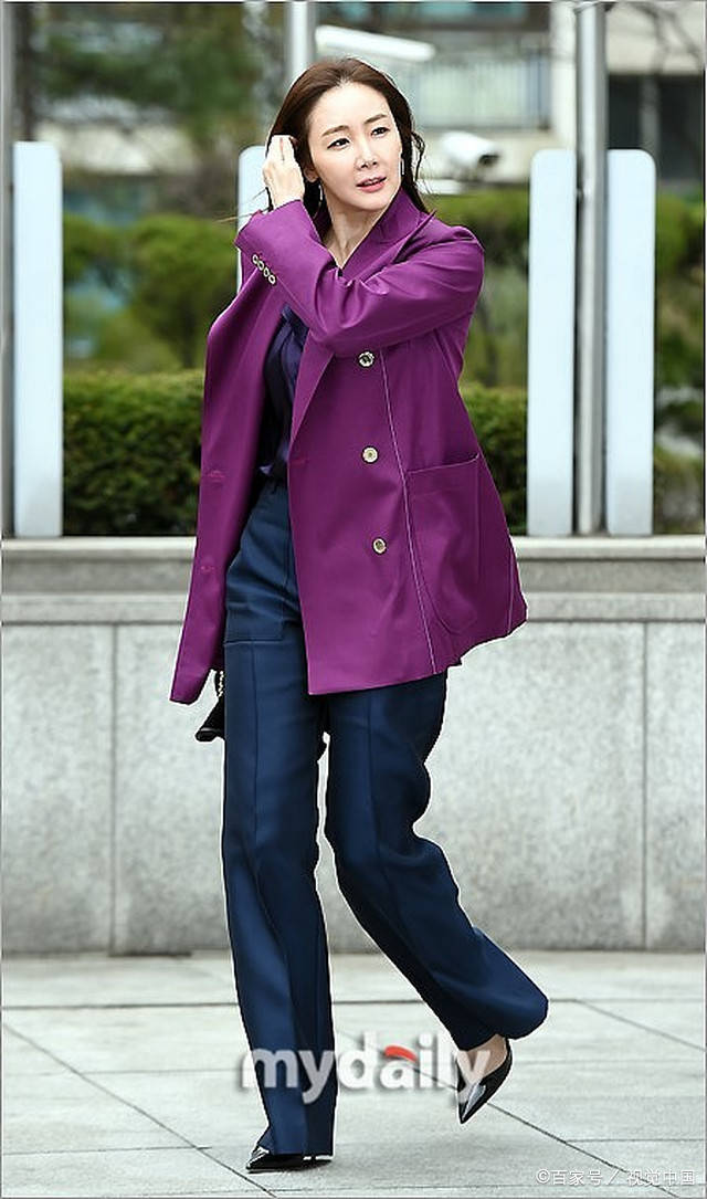黑色|崔智友也老了，穿红色西装配黑色V领内搭，脸上的法令纹好真实