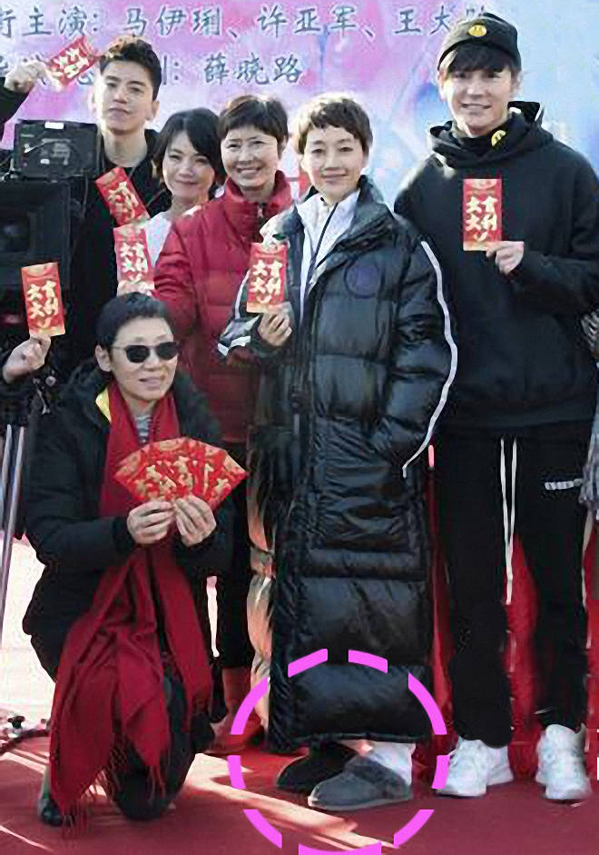 黑色|马伊琍新剧开机，穿黑色长款羽绒服气质优雅，搭“棉拖鞋”太夸张