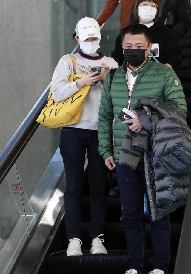 老公|李小冉和老公罕见同框，卫衣配牛仔裤真减龄，老公帮她拿衣好绅士