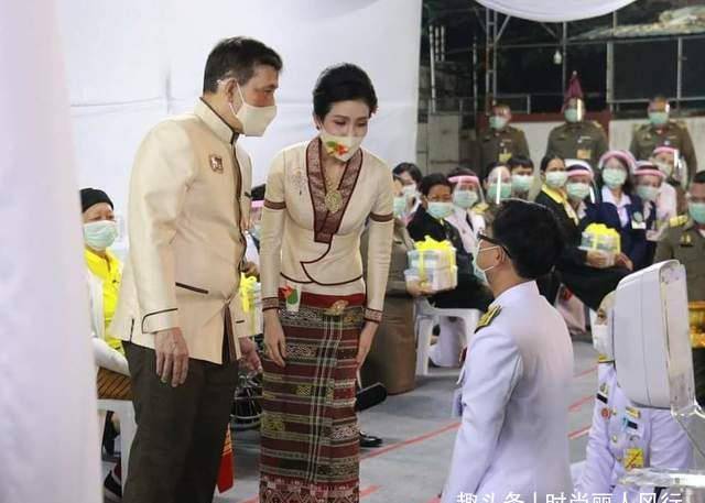 发型|诗妮娜真实发量曝光！没戴假发竟然有秃头危机，女神形象毁于一旦