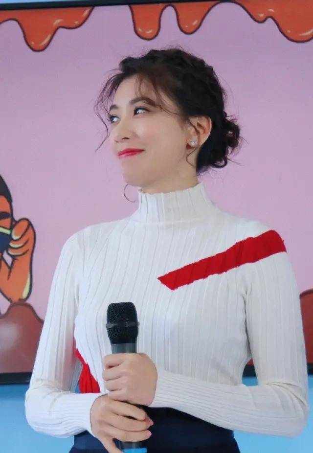 贾静雯|贾静雯剪波波头好年轻！戴圆框眼镜像女大学生，在老公面前太娇小