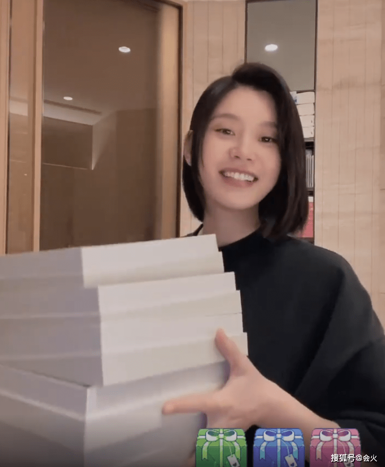 奚梦瑶|奚梦瑶晒昂贵睡衣开箱，一套睡衣四五千块，短发素颜出镜皮肤白嫩