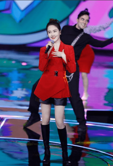 都能|左小青真的有44岁吗？西装短裤配长靴，这女团腿也太吸睛