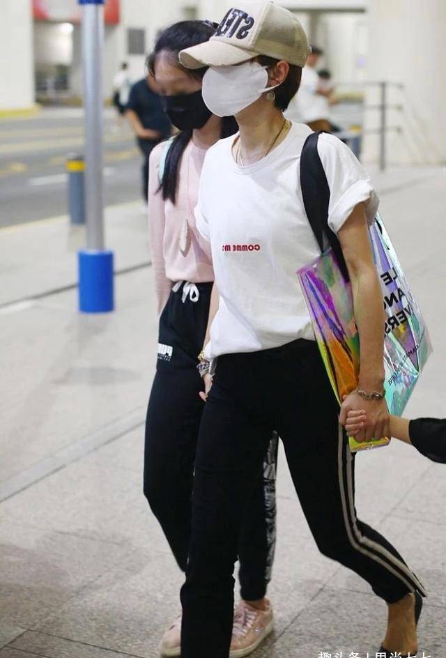 马伊琍|马伊琍牵俩女儿走机场，11岁扎公主头好乖巧，小女儿走路姿势霸气