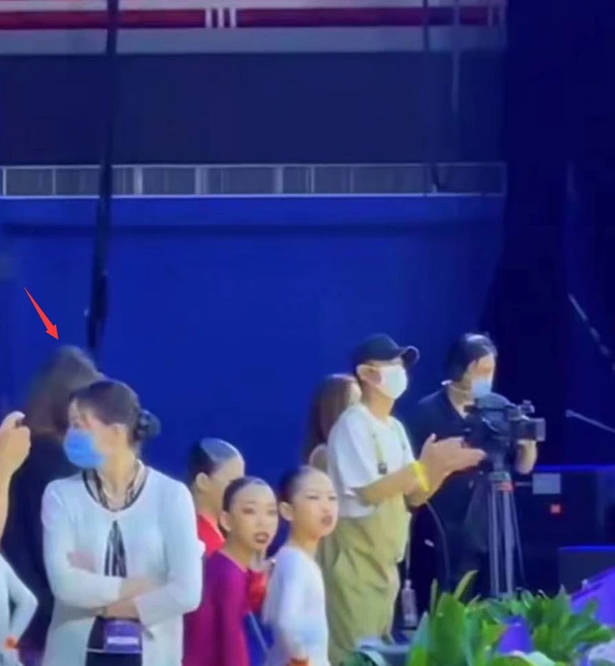 马伊琍|新女友获认可？文章疑带女友陪爱马比赛，她打扮时髦身材超性感
