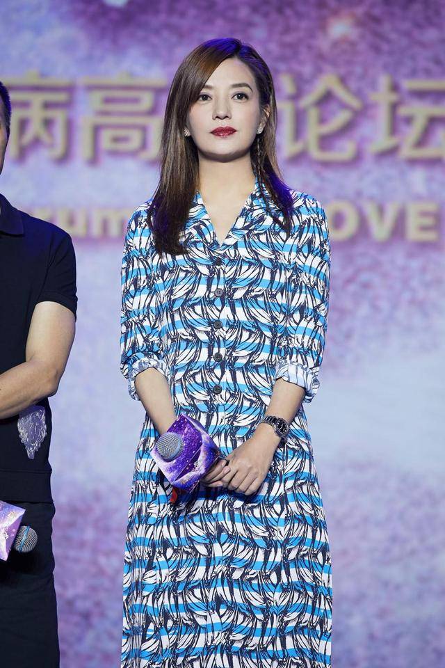 赵薇|赵薇瘦身后变美了，穿一袭蓝色印花裙自信优雅，一抹红唇好迷人