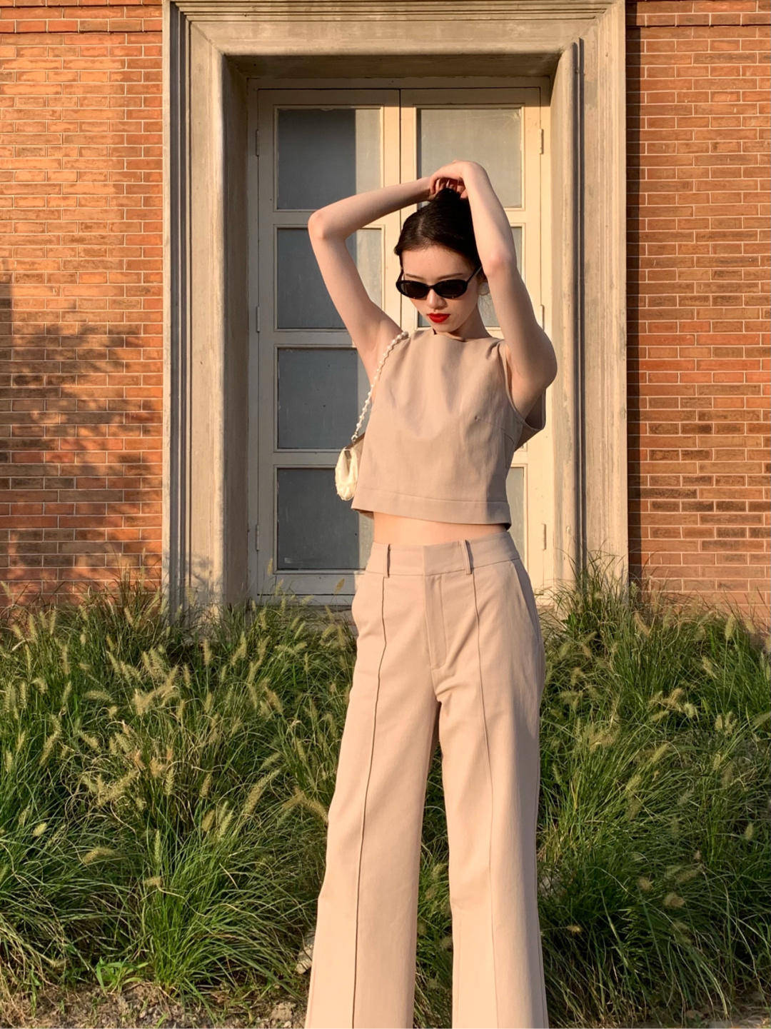 毛衣|早秋的这些搭配太好看了吧!橘红色毛衣马甲配牛仔裙、休闲又保暖