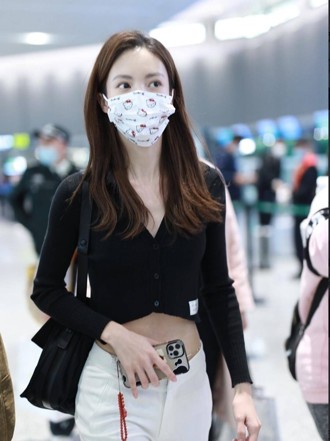 设计|金晨穿“短衫”配紧身裤走上街头，秀完美身材曲线，引领时尚潮流