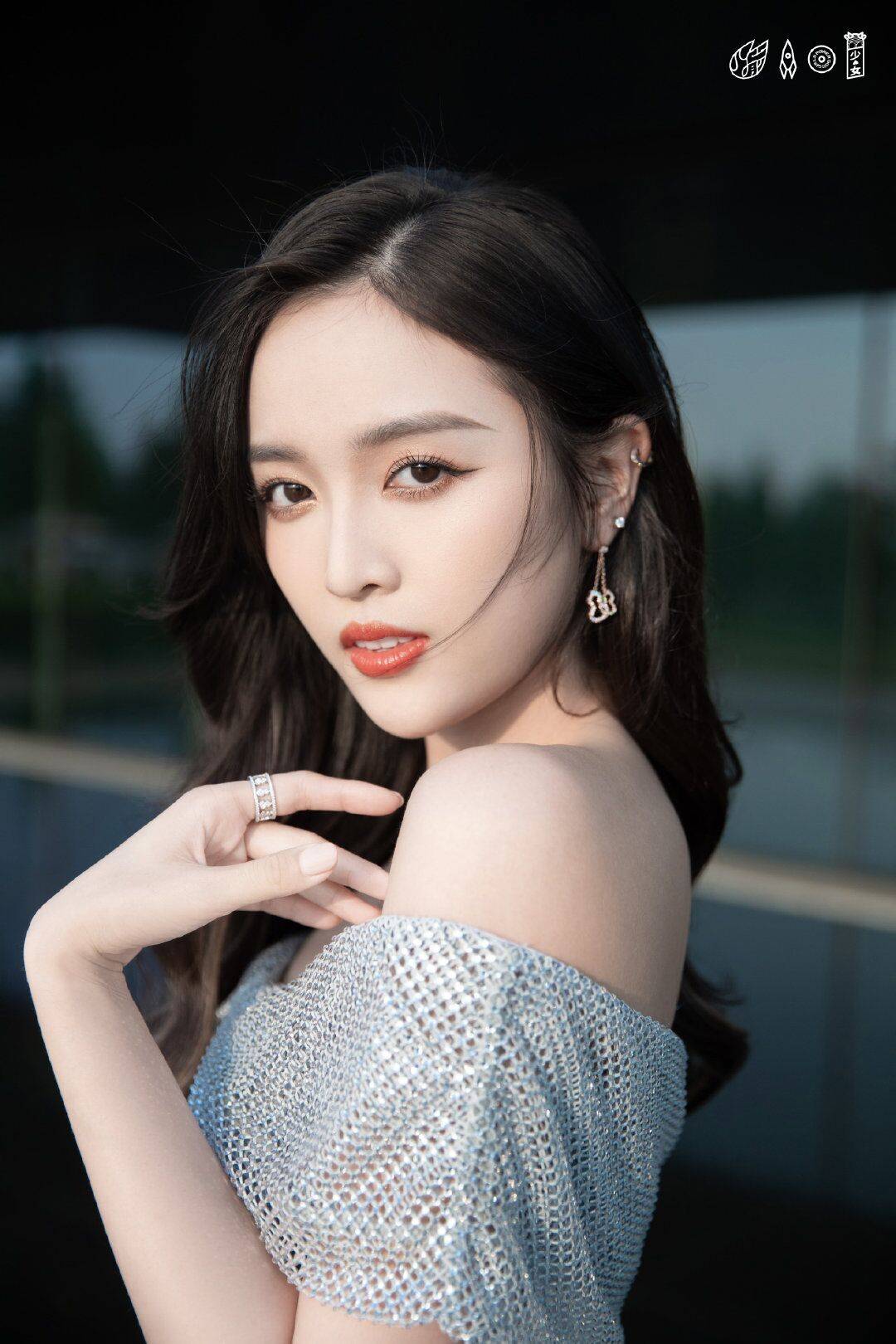 火箭少女|火箭少女吴宣仪私服曝光，抹胸针织裙搭配披肩长发，身姿优雅时尚