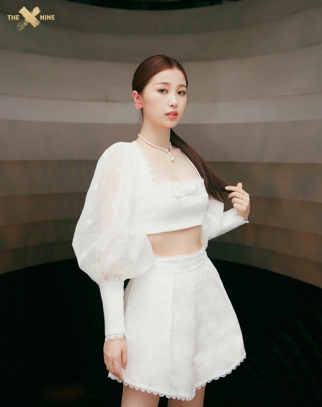 魅力|虞书欣最新私服写真曝光,薄纱抹胸搭配泡泡袖,甜美气息扑面而来