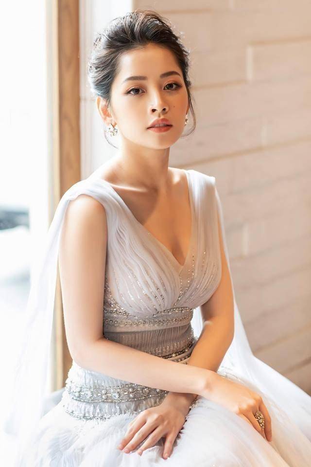 设计|越南第一美女芝芙,穿银色吊带包臀裙秀身材,蜂腰翘臀真惊艳