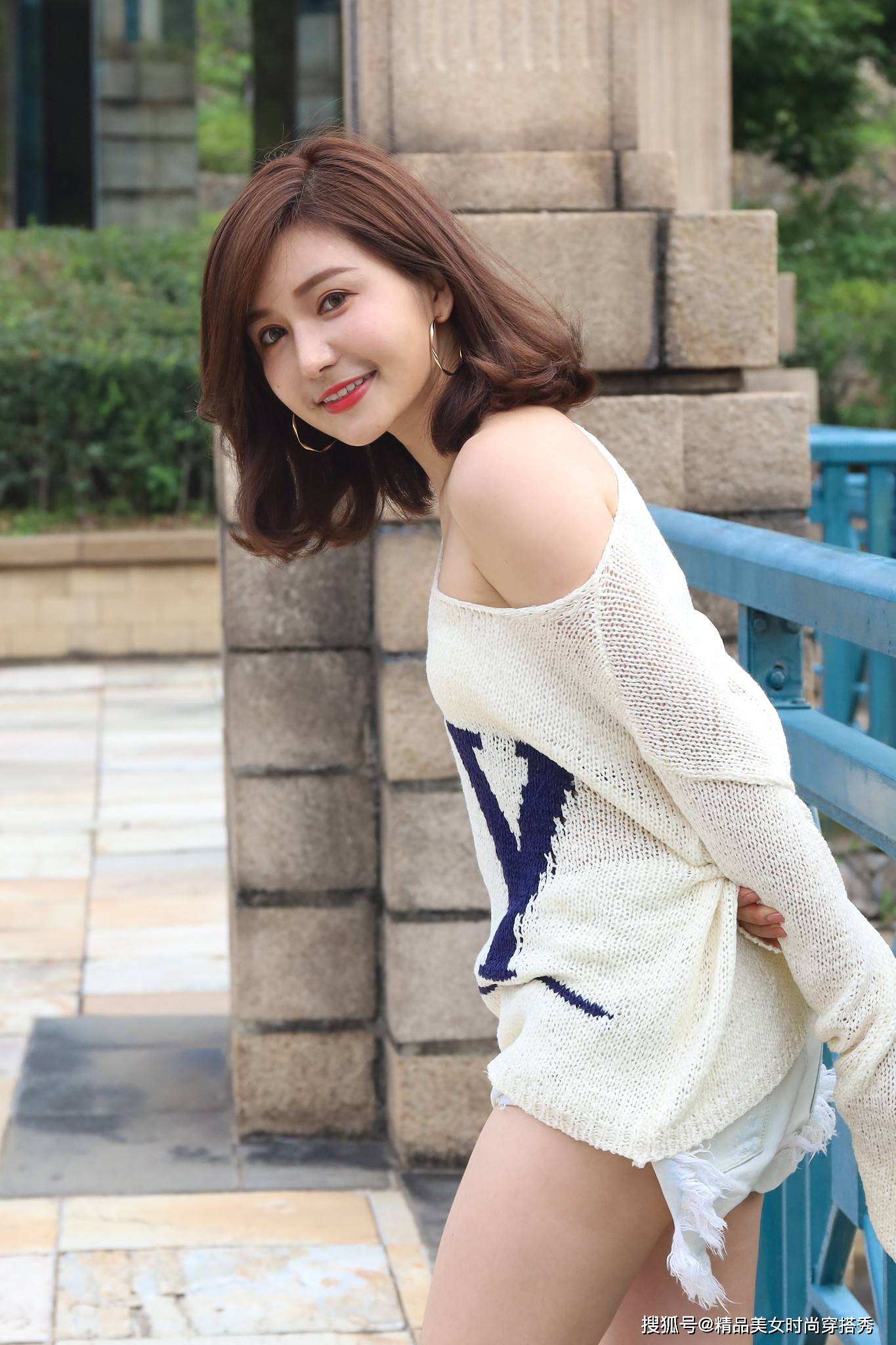 整体|宽松针织衫清凉舒适,简约又有型,字母的印花设计增添几分时尚感