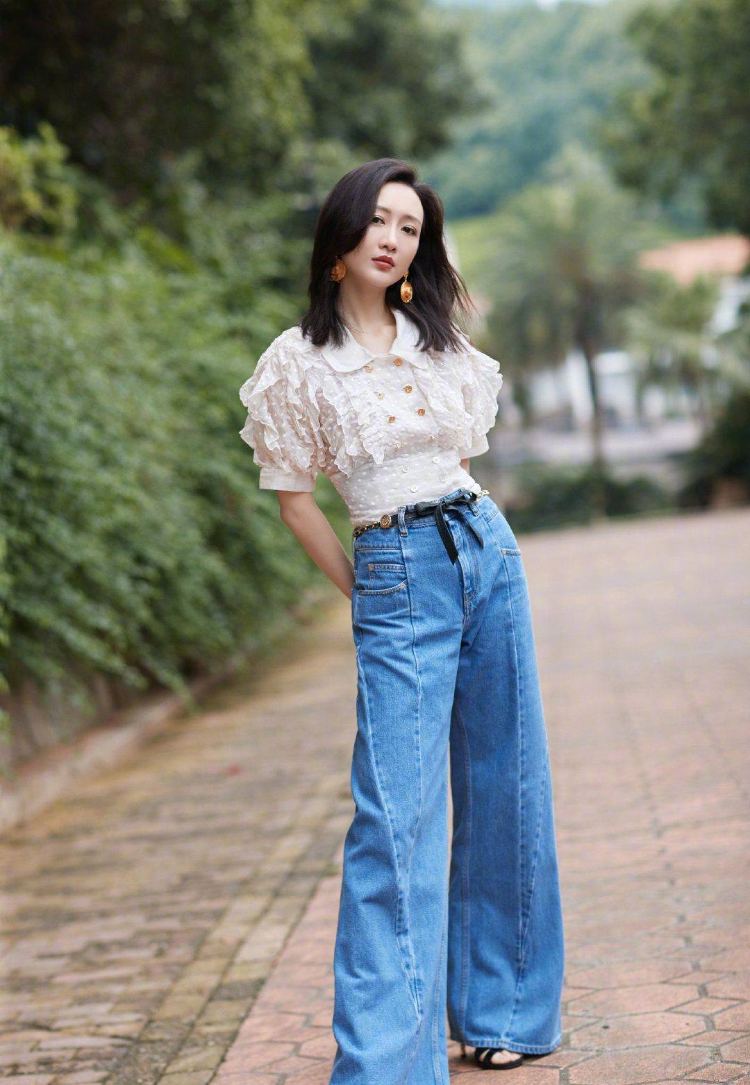身材|王鸥最新私服穿搭曝光，薄纱款泡泡袖上衣搭配牛仔裤，真是太酷了
